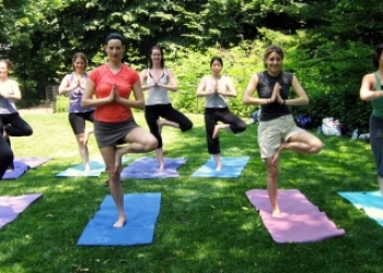 Cours de yoga en plein air avec Carine Saintours Payerne